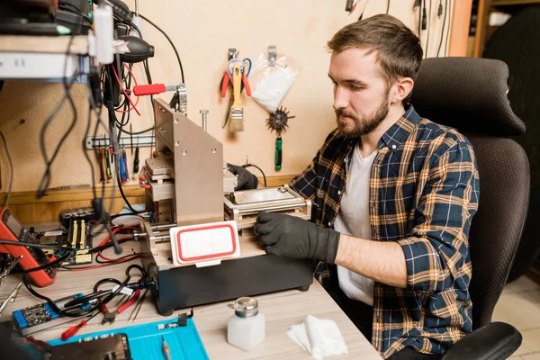 Bärtiger Reparateur Schutzhandschuhen Sitzt Arbeitsgeräten Während Versucht Probleme Mit Kaputten — Stockfoto