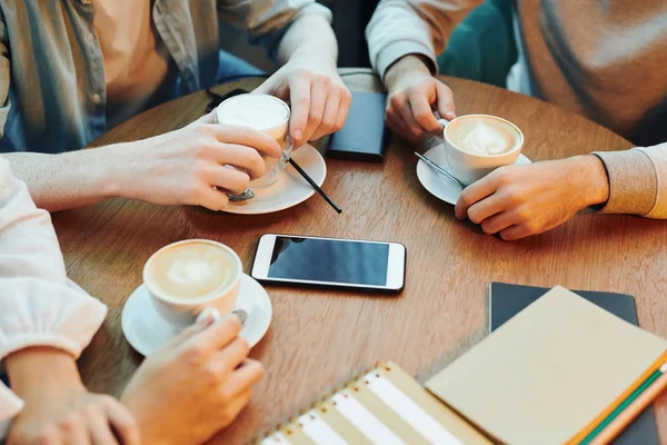 Hände Von College Freunden Sitzen Holztisch Café Und Trinken Cappuccino — Stockfoto