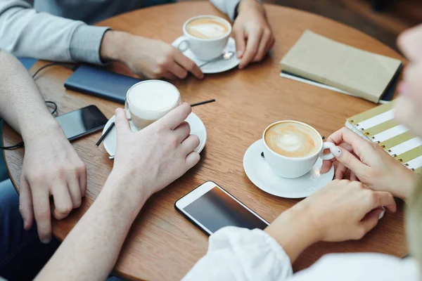 Manos Amigos Universidad Con Gadgets Bebidas Reunidos Por Mesa Cafetería —  Fotos de Stock