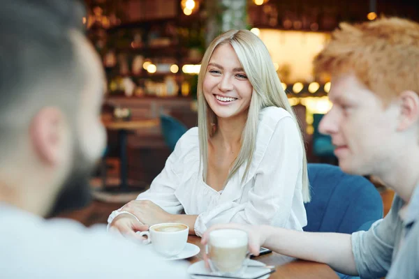 Chica Rubia Feliz Con Sonrisa Dientes Teniendo Taza Capuchino Mientras —  Fotos de Stock