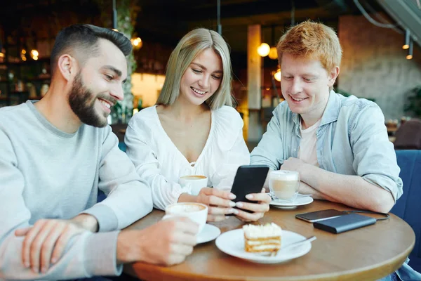 Hübsches Blondes Mädchen Mit Smartphone Zeigt Zwei Glücklichen Jungs Ihre — Stockfoto