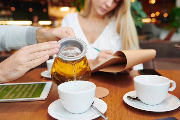 Mani Giovane Uomo Con Teiera Versando Verde Fresco Base Erbe — Foto Stock