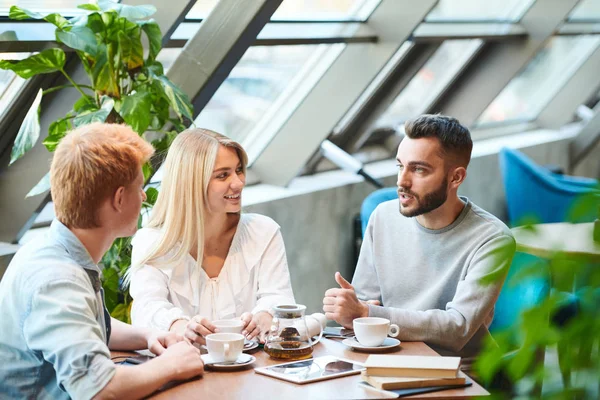 Groupe Étudiants Occasionnels Réunis Table Dans Café Universitaire Après Les — Photo