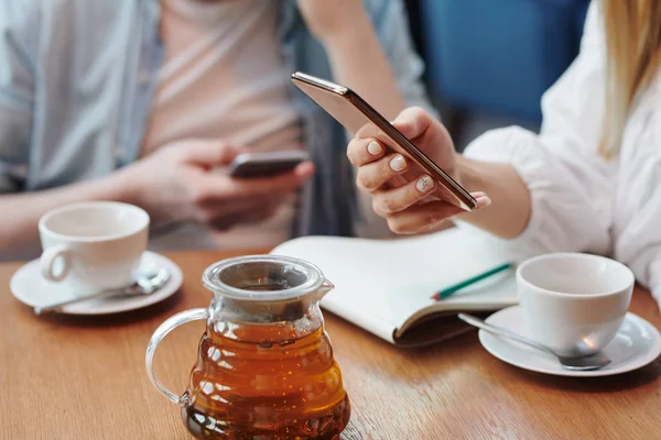 Hand Kvinnlig Tusenårig Rullning Smartphone Över Bord Samtidigt Som Kopp — Stockfoto