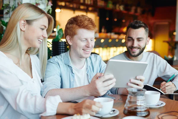 Happy Groupmates Looking Touchpad Display Held One Guys While Preparing — Stock Photo, Image