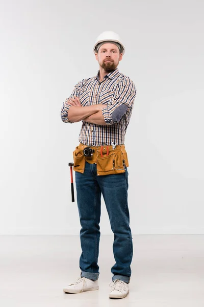 Jovem Reparador Barbudo Bem Sucedido Hardhat Branco Camisa Quadriculada Jeans — Fotografia de Stock