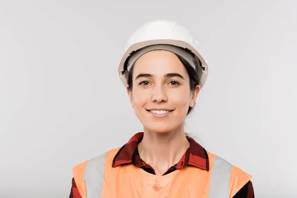 Bastante Joven Mujer Sonriente Constructora Hardhat Chaleco Trabajo Pie Delante — Foto de Stock