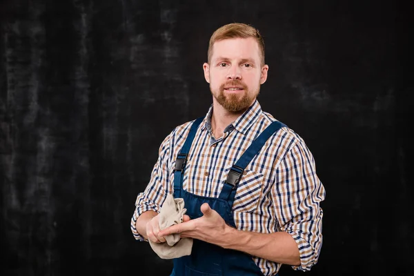 Young Bearded Mechanic Technician Workwear Cleaning Hands Work Front Camera — ストック写真