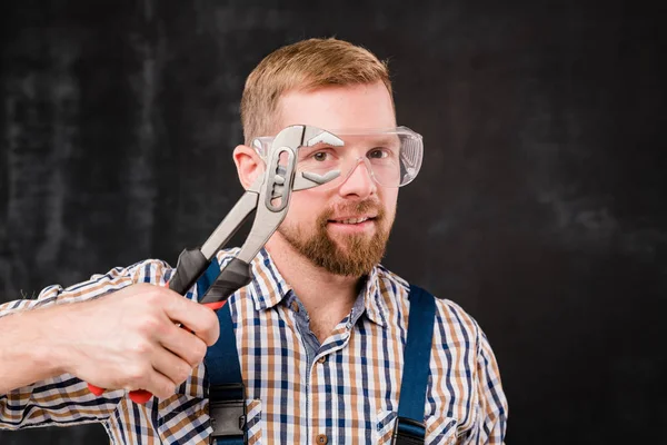 Feliz Joven Barbudo Mecánico Gafas Protectoras Monos Camisa Mostrando Nueva —  Fotos de Stock