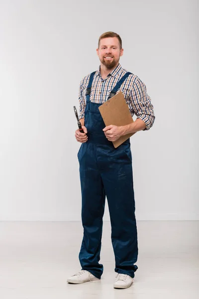 Gelukkig Jong Bebaarde Monteur Overalls Shirt Houden Klembord Met Document — Stockfoto