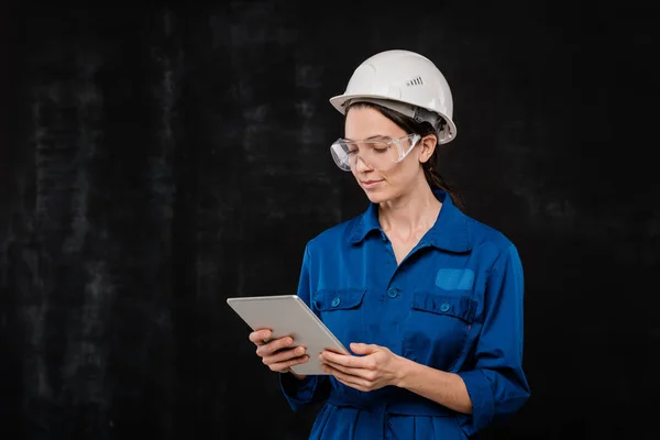 Mooie Jonge Technicus Hardhat Blauwe Werkkleding Zoek Naar Touchpad Scherm — Stockfoto