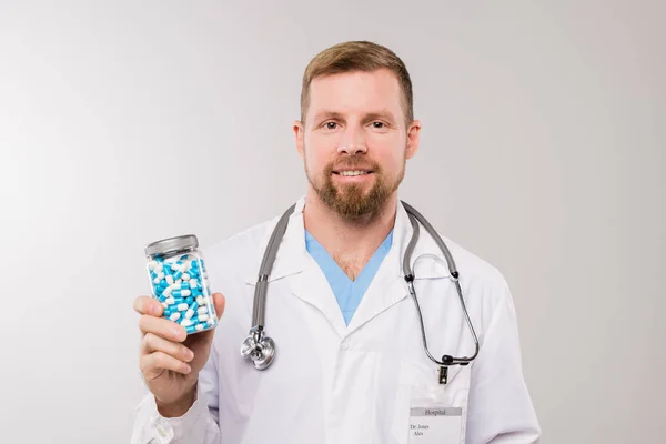 Jeune Clinicien Barbu Heureux Avec Stéthoscope Tenant Bouteille Avec Des — Photo