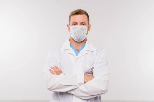 Jovem Médico Cirurgião Whitecoat Máscara Protetora Cruzando Braços Peito Enquanto — Fotografia de Stock