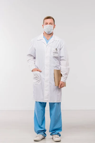 Joven Médico Cirujano Blanco Uniforme Máscara Protectora Que Sostiene Documento — Foto de Stock