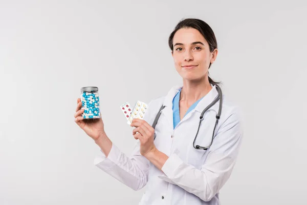 Pretty Young Clinician Whitecoat Showing You Bottle Pills Blisters Tablets — ストック写真