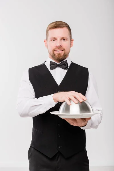 Jonge Elegante Ober Zwarte Vest Vlinderdas Met Cloche Bij Maaltijd — Stockfoto