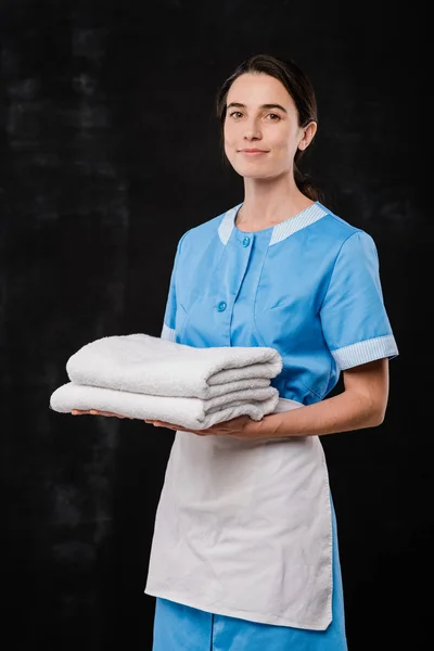 Bonita Joven Criada Cámara Morena Uniforme Sosteniendo Dos Toallas Suaves — Foto de Stock