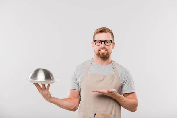 Gelukkige Jonge Bebaarde Ober Schort Bril Tonen Cloche Met Gekookt — Stockfoto