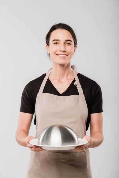 Boldog Fiatal Barna Pincérnő Kötényben Tartja Cloche Elkészített Élelmiszer Ügyfél — Stock Fotó