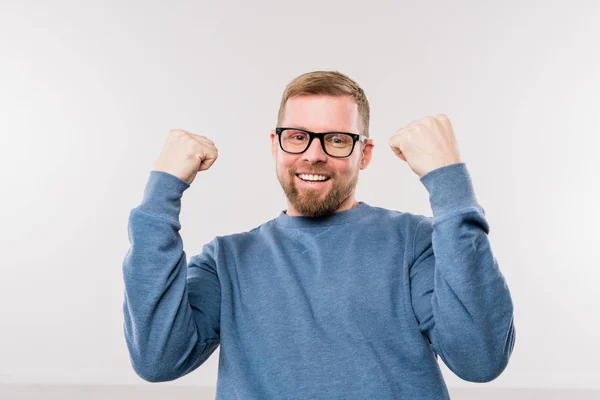 Ung Framgångsrik Affärsman Blå Pullover Uttrycker Glädje När Står Framför — Stockfoto