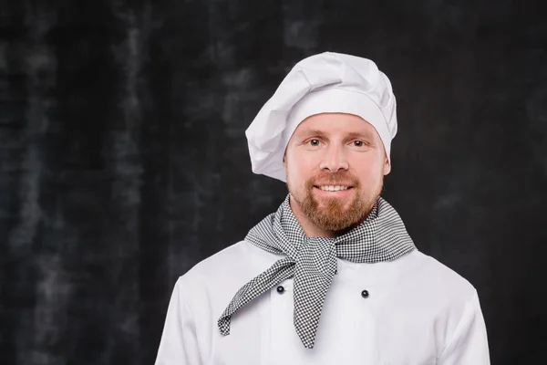 Felice Chef Barbuto Uniforme Bianca Guardando Fotocamera Con Sorriso Mentre — Foto Stock