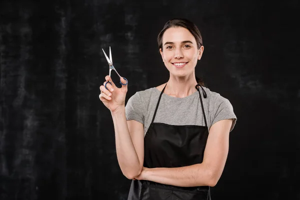 Glücklich Junge Brünette Friseurin Schürze Mit Schere Während Sie Vor — Stockfoto