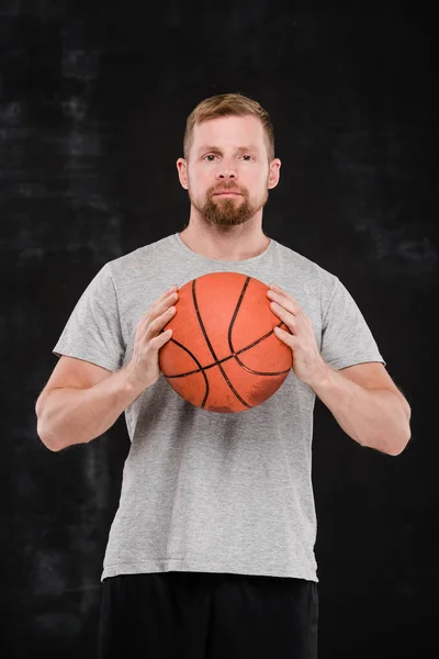 Erfolgreicher Junger Basketballspieler Sportbekleidung Der Vor Der Kamera Den Ball — Stockfoto