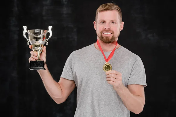 Joven Deportista Exitoso Que Muestra Copa Plata Medalla Oro Mientras —  Fotos de Stock