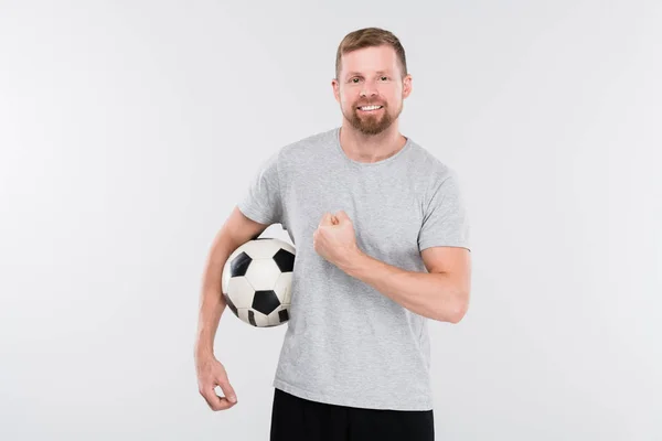 Giovane Giocatore Calcio Successo Abbigliamento Sportivo Possesso Palla Mostrando Sua — Foto Stock