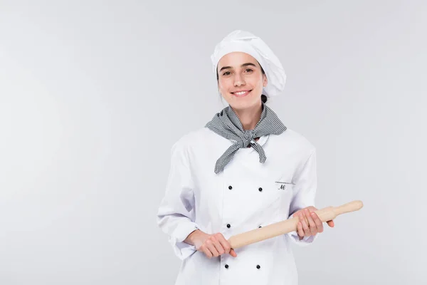 Hezký Mladý Usmívající Kuchař Bílé Uniformě Drží Váleček Zatímco Stojí — Stock fotografie