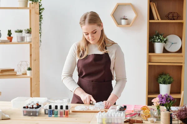 Blond Hantverkare Brunt Förkläde Förbereder Hård Tvål Massa För Ytterligare — Stockfoto