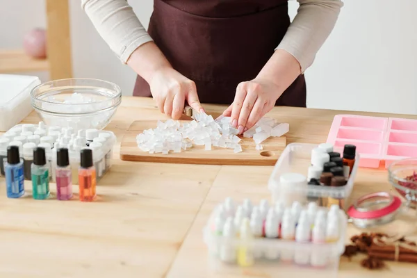 Manos Artesana Cortando Masa Jabón Transparente Bordo Por Mesa Madera — Foto de Stock