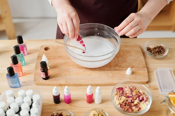 Mains Fille Créative Mettant Couleur Une Des Petites Bouteilles Plastique — Photo