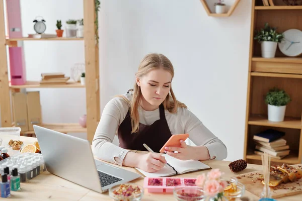 Upptagen Ung Kvinna Med Smartphone Sitter Arbetsplatsen Framför Laptop Och — Stockfoto