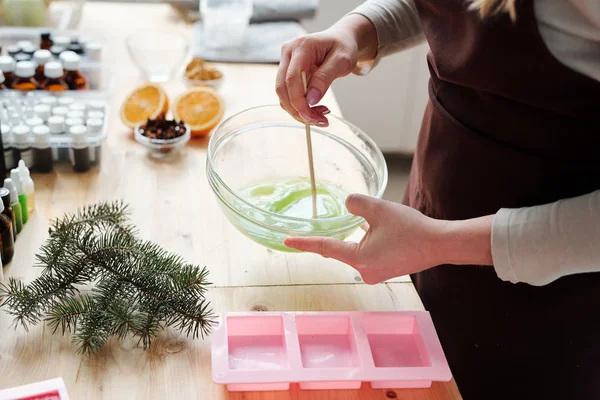 Mani Miscelazione Femminile Massa Sapone Liquido Con Colore Verde Vetreria — Foto Stock