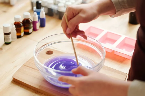 Hands Creative Girl Mixing Lavender Color Liquid Soap Mass Glassware — 스톡 사진