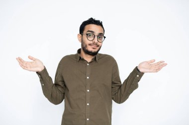 Gözlüklü genç şaşkın işadamı ellerini izolasyonda açarken sana bakıyor.