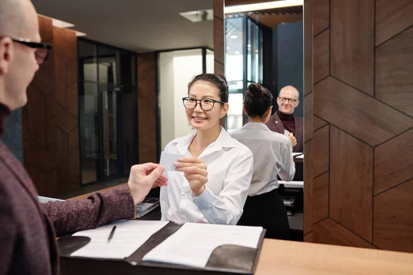 Gelukkig Jonge Zakenvrouw Formele Kleding Nemen Kaart Uit Hotelkamer Het — Stockfoto