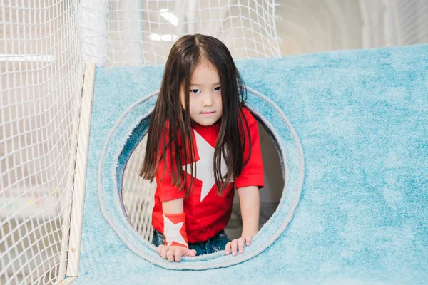 Carino Bambina Etnia Asiatica Costume Super Ragazza Che Guarda Mentre — Foto Stock