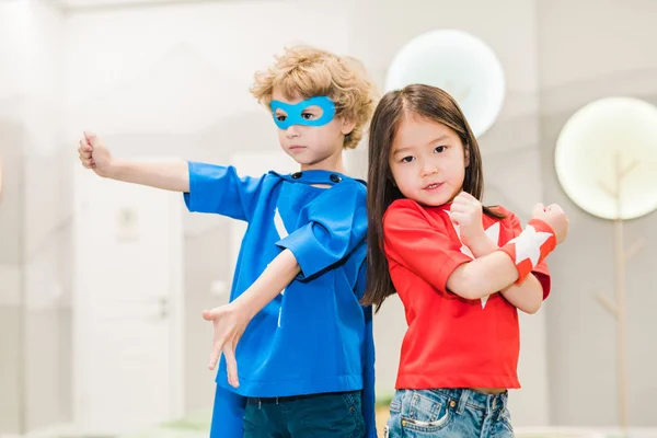 Twee Interculturele Kinderen Kostuums Van Superhelden Die Tijdens Het Spelen — Stockfoto