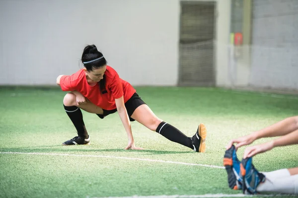 스포츠 유니폼을 활동적 여학생 은경기 경기장에서 다리를 운동을 — 스톡 사진