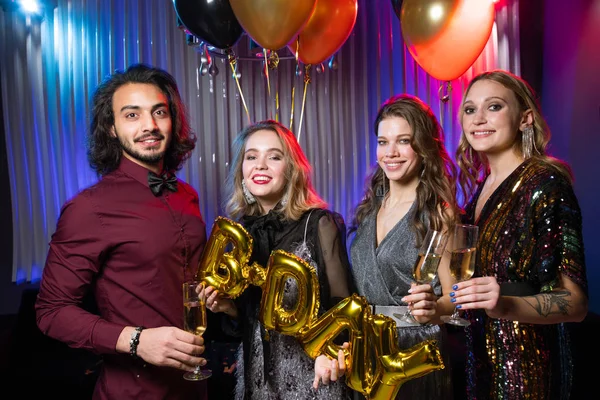 Três Meninas Felizes Jovem Segurando Flautas Champanhe Balões Durante Aniversário — Fotografia de Stock