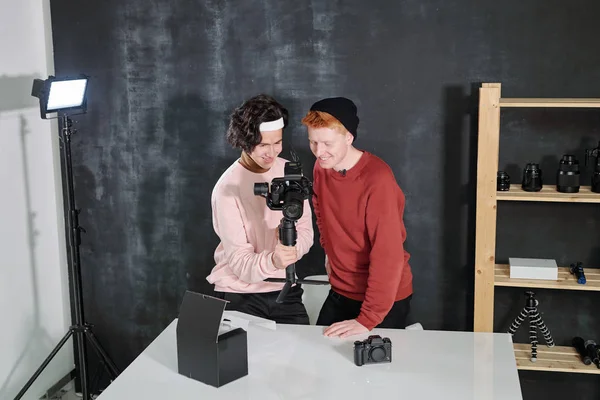 Dos Jóvenes Felices Vloggers Masculinos Mirando Través Nuevo Video Grabado —  Fotos de Stock