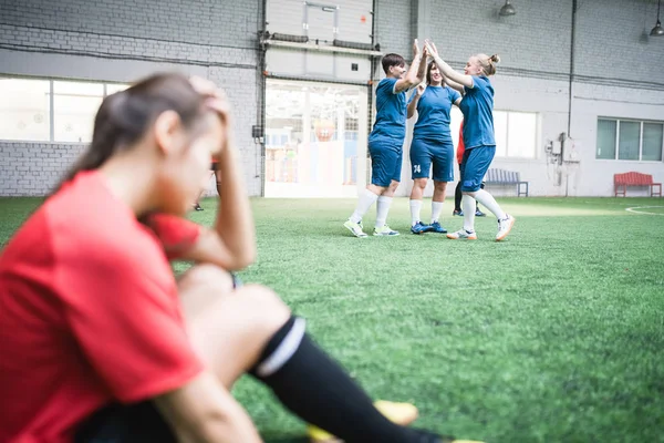 Gruppo Giovani Donne Felici Giubbotto Sportivo Blu Che Esprimono Trionfo — Foto Stock