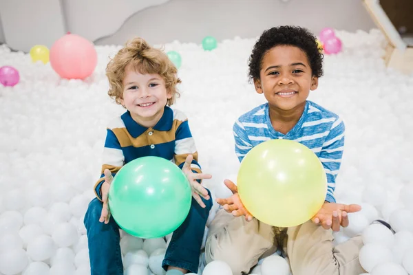 Niedliche Fröhliche Interkulturelle Kleine Jungen Gestreiften Hemden Die Kinderzimmer Oder — Stockfoto