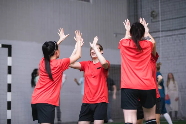 Squadra Ragazze Attive Divisa Sportiva Che Esprimono Trionfo Vittoria Dandosi — Foto Stock