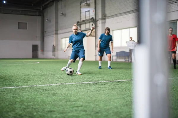 Giocatore Calcio Attivo Giovane Uniforme Sportiva Blu Andando Calci Palla — Foto Stock