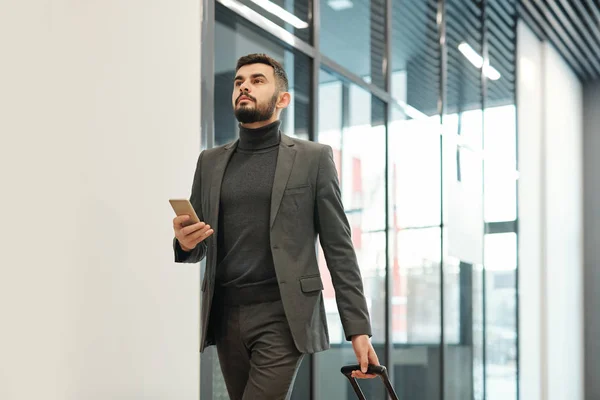 Fiatal Üzletember Formalwear Húzza Bőrönd Miközben Halad Felé Kilépés Repülőtéren — Stock Fotó
