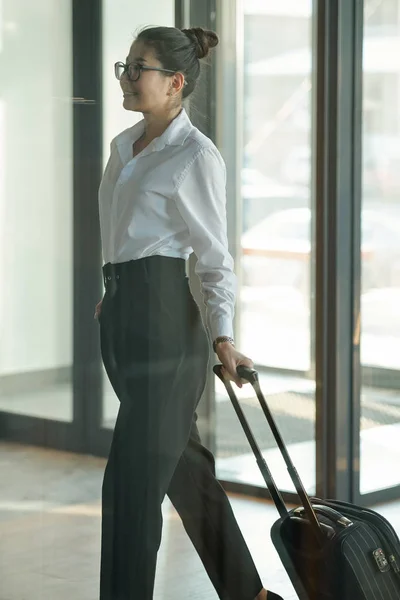 Pretty Young Asian Businesswoman Pulling Suitcase Baggage While Moving Elevator — ストック写真