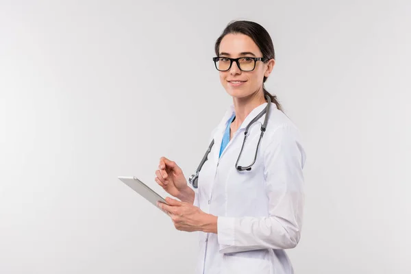 Ung Kvinnlig Läkare Whitecoat Och Glasögon Använder Pekplatta Samtidigt Kommunicera — Stockfoto